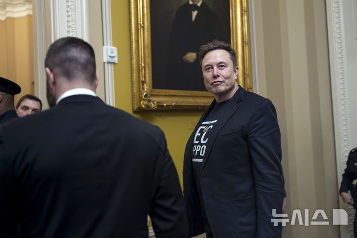 [워싱턴=AP/뉴시스]일론 머스크 테슬라 최고경영자(CEO)가 5일(현지 시간) 미국 워싱턴DC 국회의사당에서 약 40명의 미국 상원 공화당 의원들과 오찬에 참석한 후 이동하고 있다. 2025.03.06.