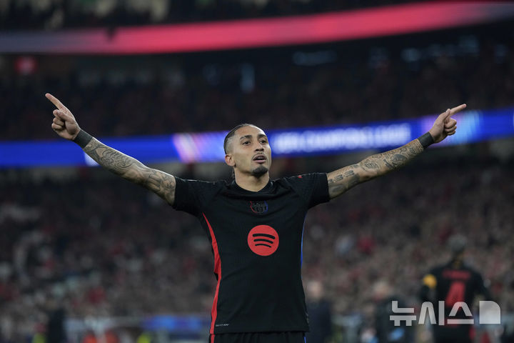 [리스본=AP/뉴시스]10명 뛴 바르셀로나, 벤피카에 1-0 승리. 2025.03.05.