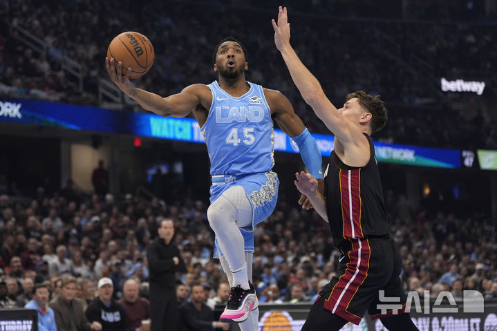 [클리블랜드=AP/뉴시스] 미국프로농구(NBA) 클리블랜드 캐벌리어스의 도노번 미첼. 2025.03.05.