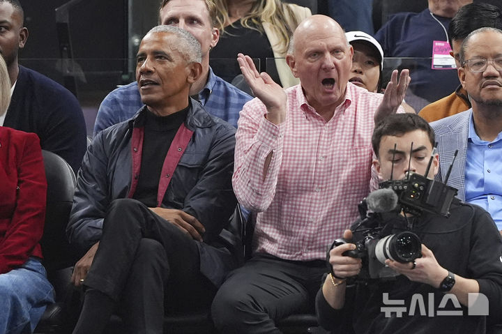 [잉글우드(미국)=AP/뉴시스]버락 오바마(왼쪽) 전 미국 대통령과 스티븐 발머 NBA LA 클리퍼스 구단주.