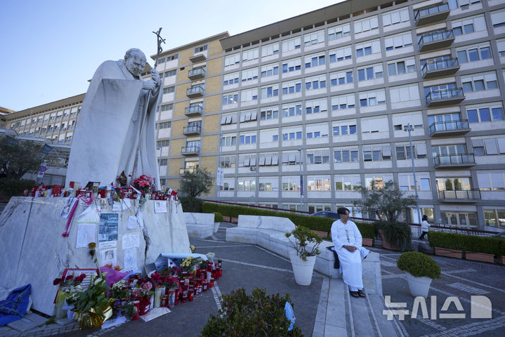 [로마=AP/뉴시스] 프란치스코 교황이 입원 중인 이탈리아 로마의 아고스티노 제멜리 병원 앞에서 6일(현지 시간) 한 남성이 교황의 회복을 기원하며 기도하고 있다. 2025.03.06.