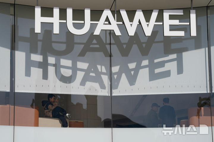 [베이징=AP/뉴시스]중국 베이징 쇼핑가의 한 화웨이 매장에 지난 3월6일 어린이 1명이 앉아 쉬고 있다. 미 법원의 한 판사가 2일 중국의 통신장비 회사 화웨이 테크놀로지가 기술 도용 및 갈취, 송금 및 은행 사기 등 많은 범죄에 연루됐다며 형사 고발돼야 한다고 판결했다. 2025.07.02.