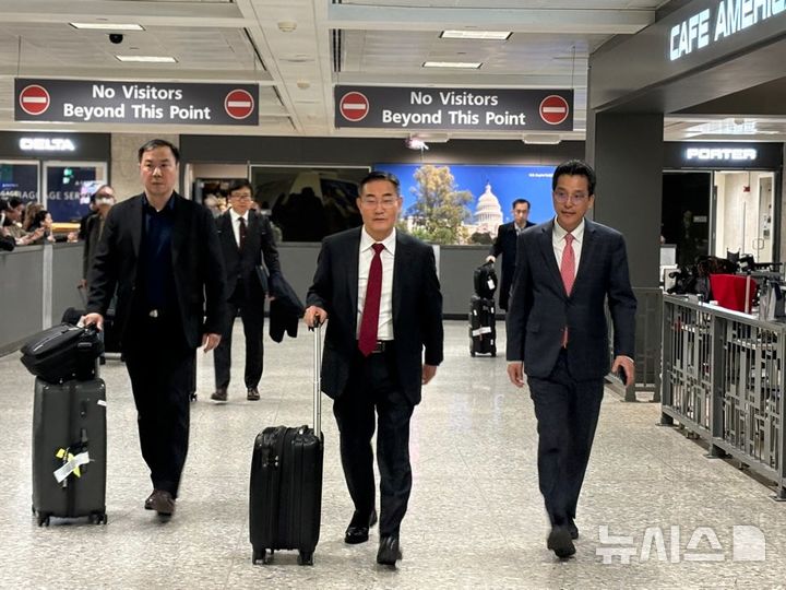 [워싱턴=뉴시스]이윤희 특파원 = 신원식 대통령실 국가안보실장이 5일(현지 시간) 워싱턴DC 인근 덜레스국제공항으로 입국하고 있다. 2025.03.06. 