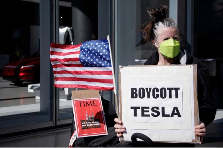 뉴욕의 테슬라 딜러십 밖에서 1일 한 여성이 '보이콧 테슬라' 손팻말을 들고 시위를 벌이고 있다.(출처: 유에스에이투데이) 2025.03.06. *재판매 및 DB 금지