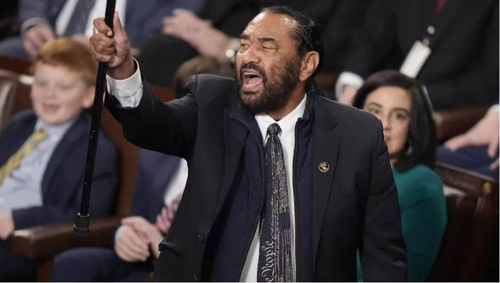  [워싱턴=AP/뉴시스] 앨 그린 하원의원(민주·텍사스)이 4일 도널드 트럼프 대통령의 상하원 합동 연설이 진행되는 도중 의료비 지원 삭감 등에 항의하며 소리를 지르고 있다.2025.03.06. *재판매 및 DB 금지