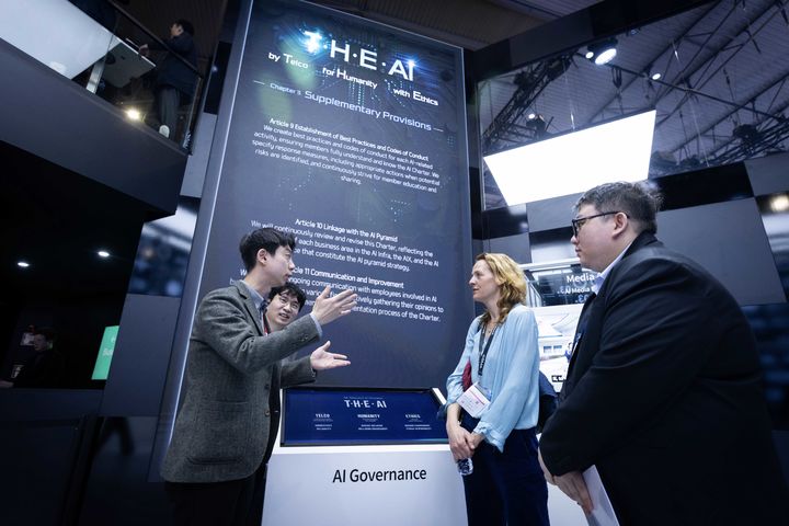 [서울=뉴시스] SK텔레콤은 지난 3일부터 진행된 MWC25에서 세계이동통신사업자협회(GSMA), 유럽통신사업자협회(커넥트 유럽), 도이치텔레콤 등 여러 해외 기관 및 사업자에게 자사의 인공지능(AI) 거버넌스를 소개하고 협력 방안을 논의했다고 6일 밝혔다. 사진은 SKT AI거버넌스 전담팀 구성원이 GSMA 관계자에게 SKT의 AI 거버넌스에 대해 설명하는 모습. (사진=SK텔레콤 제공) 2025.03.06. photo@newsis.com *재판매 및 DB 금지