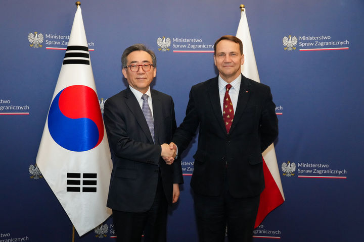 [서울=뉴시스]조태열 외교부 장관은 5일(현지시간) 오후 폴란드 바르샤바에서 라도스와프 시코르스키 장관과 외교장관 회담을 진행했다. (사진=외교부 제공) 2025.03.06. *재판매 및 DB 금지