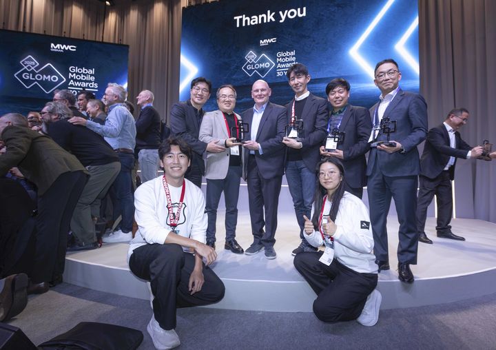 [서울=뉴시스] SK텔레콤은 세계이동통신사업자협회(GSMA) 글로벌 모바일 어워드 2025에서 4관왕을 차지하고 6년 연속 수상했다고 6일 밝혔다. 사진은 SK텔레콤 수상자들과 존 호프만(John Hoffman) GSMA 최고경영자(CEO)와 함께 기념 사진을 촬영하는 모습. 25.03.06. photo@newsis.com *재판매 및 DB 금지