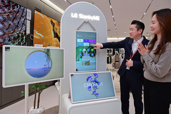 [서울=뉴시스]LG전자는 'LG 스탠바이미 2'를 오프라인에서 만나볼 수 있도록 전국 LG전자 베스트샵 순차 전시를 시작했다. 사진은 LG전자 베스트샵에서 뛰어난 이동성과 편리한 사용성을 더욱 강화한 스탠바이미 2의 다양한 활용씬을 체험해 보고 있는 모습. (사진=LG전자 제공) photo@newsis.com *재판매 및 DB 금지