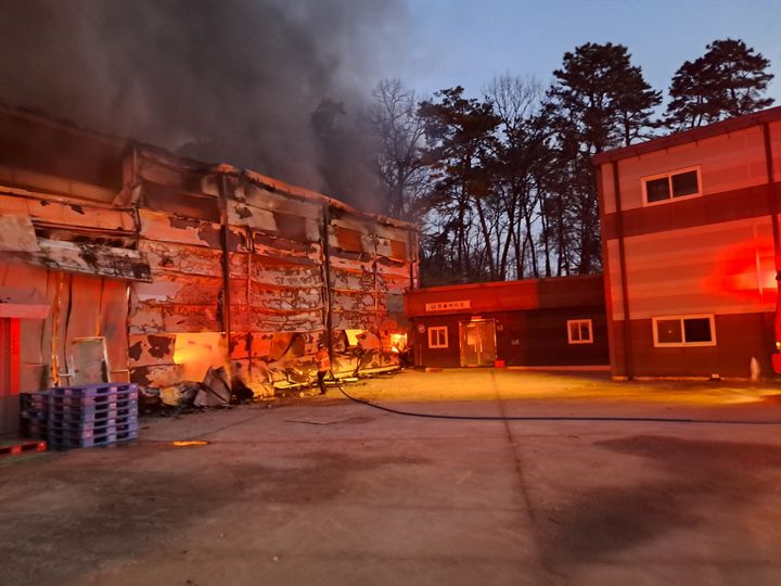 [음성=뉴시스] 지난 6일 오전 충북 음성군 삼성면 용성리 한 식품제조공장에서 불이 나 2시간10여분 만에 꺼졌다. (사진=음성소방서 제공) 2025.3.6. photo@newsis.com *재판매 및 DB 금지