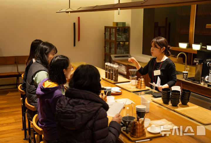 [서울=뉴시스] 가족돌봄청년들이 남양유업의 바리스타 직무체험 교육을 받고 있는 모습. (사진= 남양유업 제공) 2025.03.06. photo@newsis.com