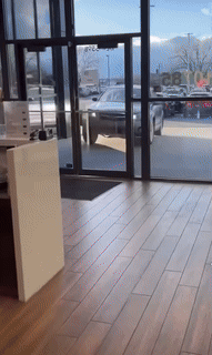 [서울=뉴시스] 미국 유타주에서 중고차를 구입한 한 남성이 환불 요구에 거부당하자, 차량을 매장 정문으로 들이받는 사건이 벌어졌다. (영상=인스타그램@mylifeinthechi) 2025.03.06. photo@newsis.com *재판매 및 DB 금지