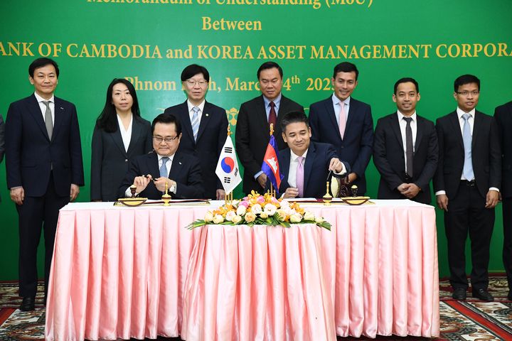 김소영 금융위원회 부위원장이 우리 금융시스템의 해외 수출을 지원하기 위해 지난 3일부터 오는 7일까지의 일정으로 캄보디아와 필리핀을 방문했다. (뒷줄 왼쪽 세 번째부터) 김소영 금융위 부위원장, NBC 부띠 쿠 국장, NBC 라이 속 행 국장. (앞줄 왼쪽부터) 권남주 캠코사장, NBC 임 릿 부총재. (사진=금융위원회 제공) photo@newsis.com *재판매 및 DB 금지