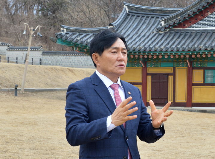 [인천=뉴시스] 박용철 강화군수가 최근 인천 강화군 고려궁지에서 박물관의 필요성에 대해 설명하고 있다. (사진=강화군 제공) 2025.03.06. photo@newsis.com *재판매 및 DB 금지