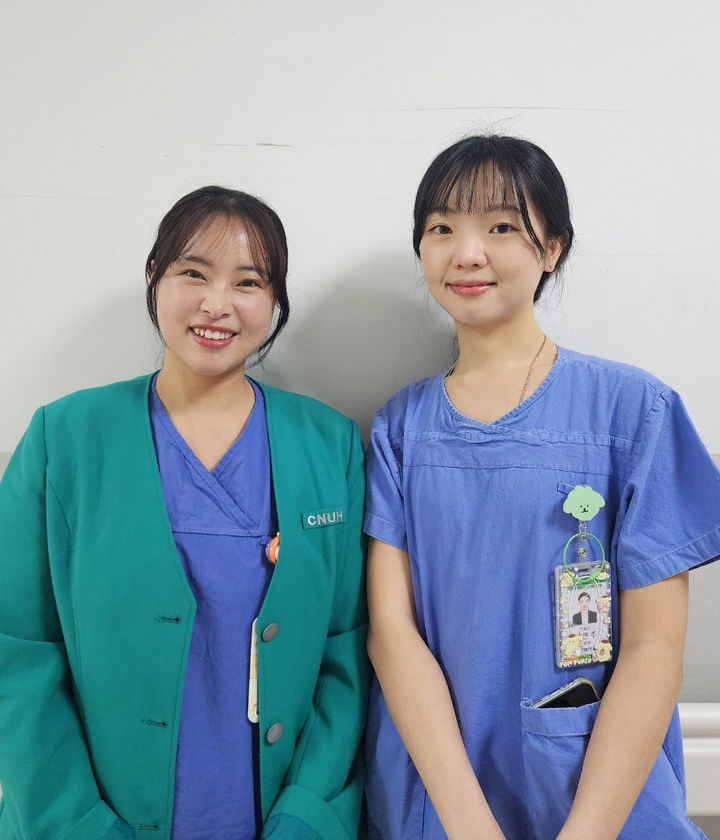 [광주=뉴시스] 전남대학교병원은 응급중환자실 조영미(사진 왼쪽)·이연주 진료지원(PA) 간호사가 지난해 말 무등산 등반 중에 넘어져 다친 70대 남성을 응급 처치한 사실이 뒤늦게 알려졌다고 6일 밝혔다. (사진=전남대병원 제공) 2025.03.06. photo@newsis.com *재판매 및 DB 금지