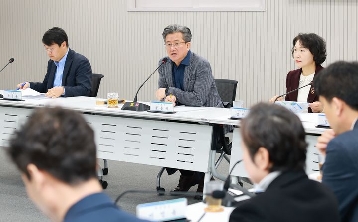 [대전=뉴시스] 조명휘 기자 = 정용래 대전 유성구청장이 6일 확대간부회의를 주재하고 있다. (사진= 유성구 제공) 2025.03.06. photo@newsis.com *재판매 및 DB 금지