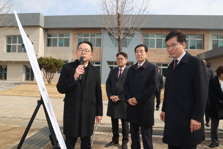 윤건영 충북교육감(오른쪽)과 조길형 충주시장(가운데), 이정범 충북도의회 교육위원장(왼쪽 두번째)이 6일 충주 삼원초를 찾아 학교복합시설 건립 계획에 관한 설명을 듣고 있다.(사진=충북교육청 제공).2025.03.06.photo@newsis.com&nbsp; *재판매 및 DB 금지
