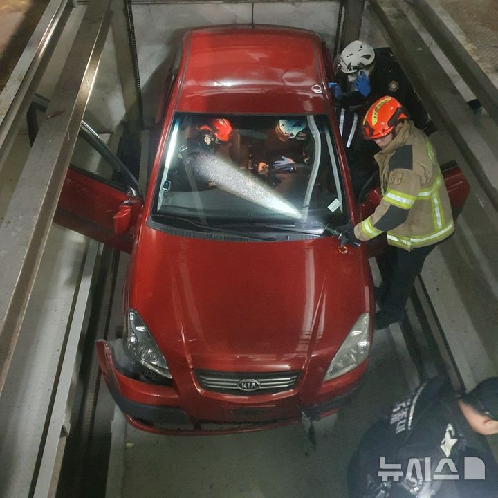 [인천=뉴시스] 지난 5일 오후 인천 계양구 효성동 한 교회 지하의 기계식 주차장에서 차량이 추락해 소방당국이 운전자 구조 작업을 벌이고 있다. (사진=인천소방본부 제공) 2025.03.06. photo@newsis.com *재판매 및 DB 금지