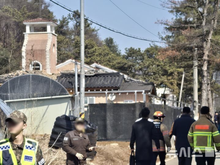 [포천=뉴시스] 경기 포천시의 한 민가에 포탄으로 추정되는 물체가 떨어져 주택 등이 부서지고 7명이 다치는 사고가 났다. (사진=독자제공) 2025.03.06 photo@newsis.com