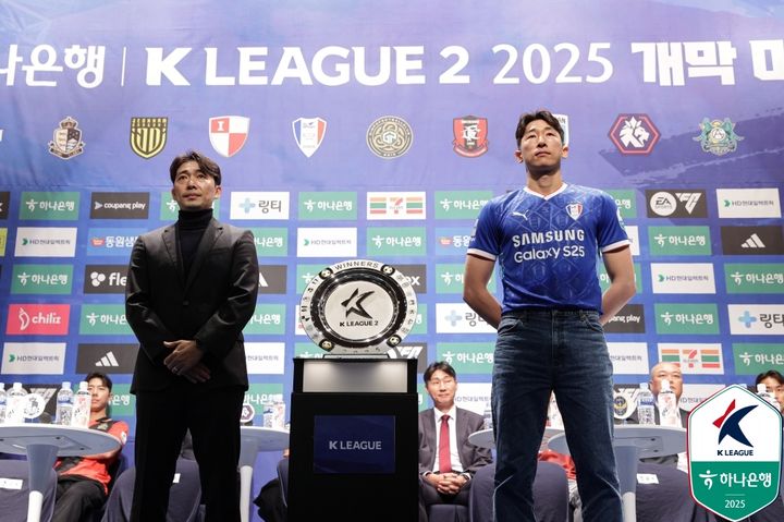 [서울=뉴시스] 프로축구 K리그2 수원 삼성의 변성환 감독, 양형모. (사진=한국프로축구연맹 제공) *재판매 및 DB 금지