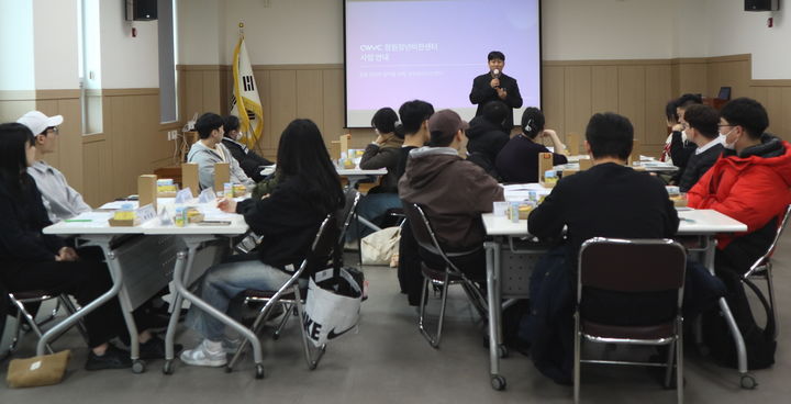 [창원=뉴시스] 강경국 기자 = 경남 창원시 청년도전지원사업 참여 청년들이 5일 창원비젼센터에서 열린 개강식에 참석하고 있다. (사진=창원시청 제공). 2025.03.06. photo@newsis.com *재판매 및 DB 금지