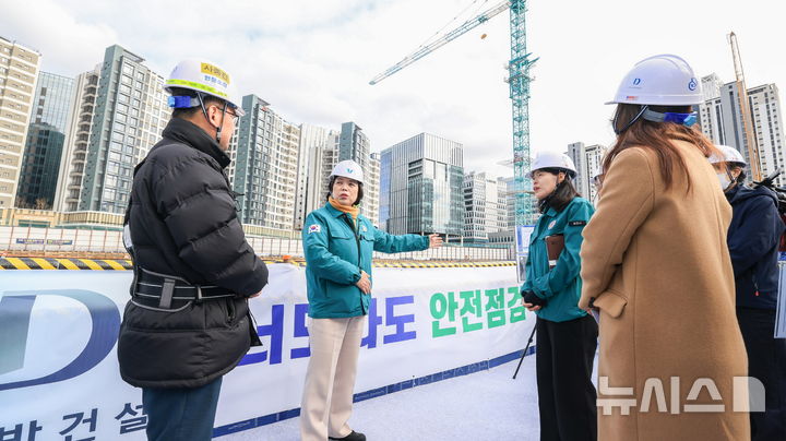 [과천=뉴시스] 과천시가 해빙기 안전 점검을 벌이는 가운데 신계용 시장이 직접 현장을 찾아 현장을 점검하고 있다. (사진=과천시 제공).2025.03.06. photo@newsis.com