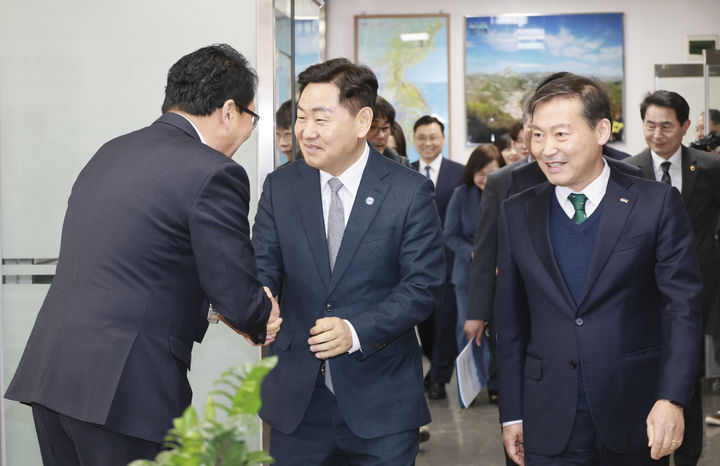 [진안=뉴시스] 최정규 기자 = 김관영 전북특별자치도자사가 6일 진안군을 방문한 가운데 전춘성 진안군수와 군청 내부를 둘러보고 있다.(사진=전북자치도 제공)2025.03.06. *재판매 및 DB 금지