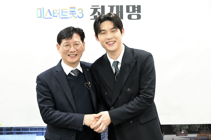 [장수=뉴시스] 최정규 기자 = 왼쪽부터 최훈식 장수군, 방송인 최재명씨.(사진=장수군 제공)2025.03.06. *재판매 및 DB 금지