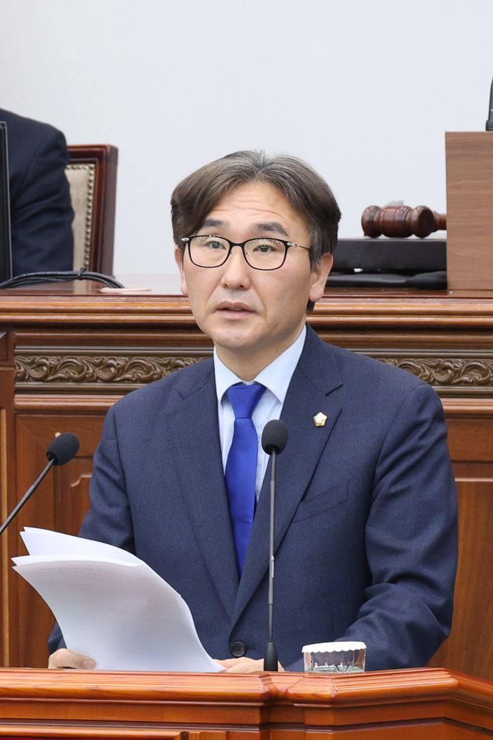 [창원=뉴시스] 강경국 기자 = 전홍표 경남 창원시의원이 6일 열린 제141회 임시회 제1차 본회의에서 5분 발언을 통해 마산해양신도시 개발 사업의 조속한 정상화를 촉구하고 있다. (사진=창원시의회 제공). 2025.03.06. photo@newsis.com *재판매 및 DB 금지