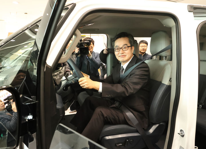[수원=뉴시스] 6일 오전 오토랜드 화성에서 김동연 경기도지사가 기아 PV5 신차 관람을 하고 있다. (사진=경기도 제공) 2025.03.06. photo@newsis.com *재판매 및 DB 금지
