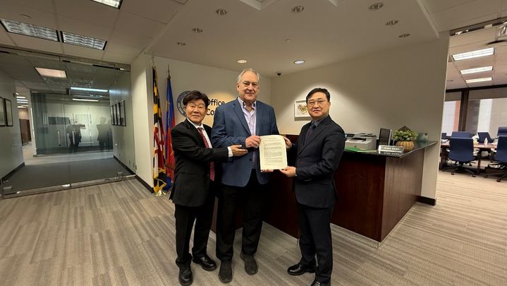 (좌)안세영 디와이디 기술연구원장, 마크 엘리치 몽고메리 카운티 행정책임자, 김영덕 디와이디 대표이사. (사진=디와이디 제공) *재판매 및 DB 금지