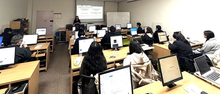6일 정선군 여성회관 전산교육장에서 ‘정선군청 공직자 생성형 인공지능(AI) 교육’을 실시하고 있다.(사진=정선군 제공) *재판매 및 DB 금지