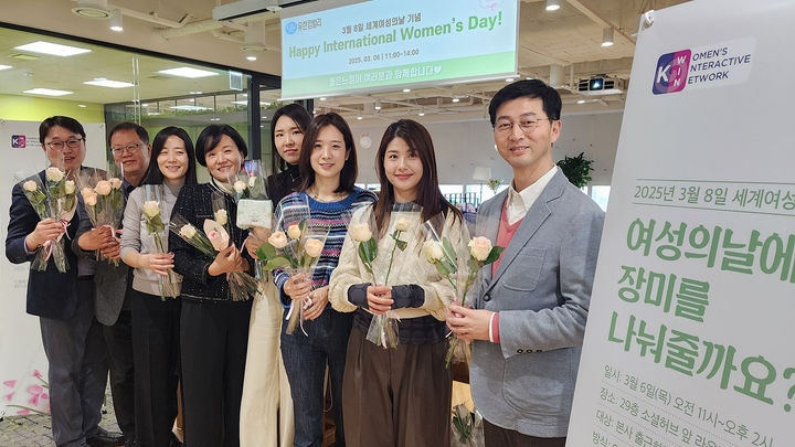 [서울=뉴시스] 유한킴벌리는 세계여성의날을 기리기 위해 여성 인권과 노동권을 상징하는 장미와 빵을 사원들과 나누었다. (사진=유한킴벌리 제공) 2025.03.06. photo@newsis.com *재판매 및 DB 금지