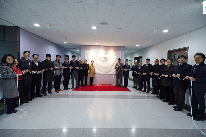 [인천=뉴시스] 프런티어창의대학의 공식 출범을 알리는 현판식에서 인하대 조명우 총장 등 교무위원들이 제막 전 기념사진을 촬영하고 있다. (사진=인하대 제공) 2025.03.06. photo@newsis.com *재판매 및 DB 금지