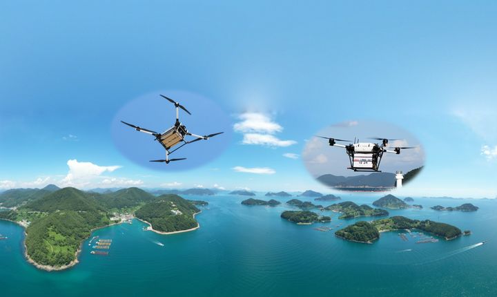 [통영=뉴시스] 신정철 기자= 통영시는 지난해에 이어 올해도 K-드론배송 상용화 지원사업 분야 공모에 선정돼 국비 9000만원을 확보했다고 6일 밝혔다.사진은 구축된 3개의 배송센터를 통해 15개 섬마을로 배송을 진행하는 드론 모습.(사진=통영시 제공).2025.03.06. photo@newsis.com *재판매 및 DB 금지