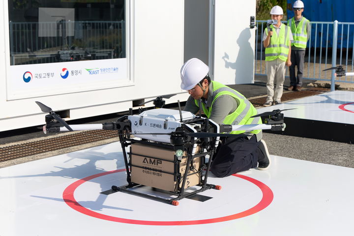 [통영=뉴시스] 신정철 기자= 통영시는 국토교통부와 항공안전기술원에서 주관하는 ‘2025년 드론 실증도시 구축 사업’ 공모에 선정돼 국비 9000만원을 확보했다고 6일 밝혔다.사진은 구축된 3개의 배송센터를 통해 15개 섬마을로 배송을 진행하는 드론 모습.(사진=통영시 제공).2025.03.06. photo@newsis.com *재판매 및 DB 금지