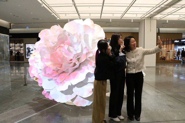 [대구=뉴시스] 대구 신세계백화점은 5층에 봄을 담은 포토존을 마련했다. (사진 =대구 신세계백화점 제공) 2025.03.06. photo@newsis.com *재판매 및 DB 금지