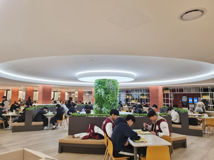 [강릉=뉴시스] 강릉원주대가 천원의 아침밥을 제공하고 있는 가운데 학생들이 학생식당에서 아침식사를 하고 있다.(사진=강릉원주대 제공) photo@newsis.com *재판매 및 DB 금지