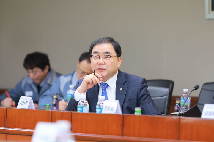 [창원=뉴시스] 강경국 기자 = 5일부터 6일까지 경남 창원·거제 지역을 방문해 조선·철강·기계·가전 등 주요 산업의 현황 점검에 나선 더불어민주당 경제상황점검단 소속 허성무 의원(창원시 성산구). (사진=허성무 의원실 제공). 2025.03.06. photo@newsis.com *재판매 및 DB 금지