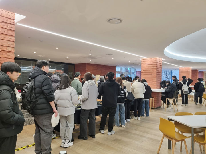 [강릉=뉴시스] 강릉원주대가 천원의 아침밥을 제공하고 있는 가운데 학생들이 학생식당에서 배식을 기다리고 있다.(사진=강릉원주대 제공) photo@newsis.com *재판매 및 DB 금지