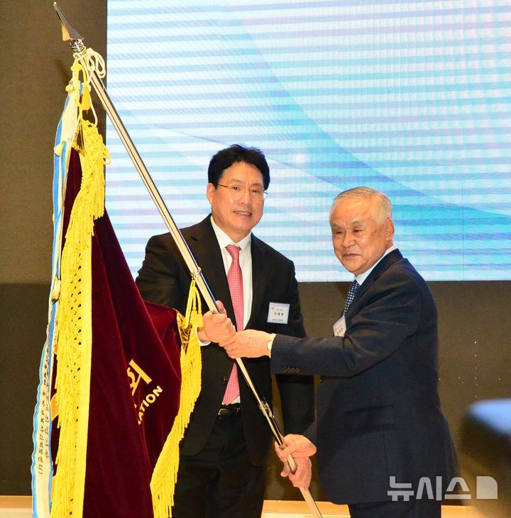 [청주=뉴시스] 서주영 기자 = 6일 충북 청주시 S컨벤션에서 열린 충북경영자총협회 회장 이·취임식에 참석한 이태희 신임 회장(왼쪽)이 협회기를 이양받고 있다. 2025.03.06. juyeong@newsis.com *재판매 및 DB 금지