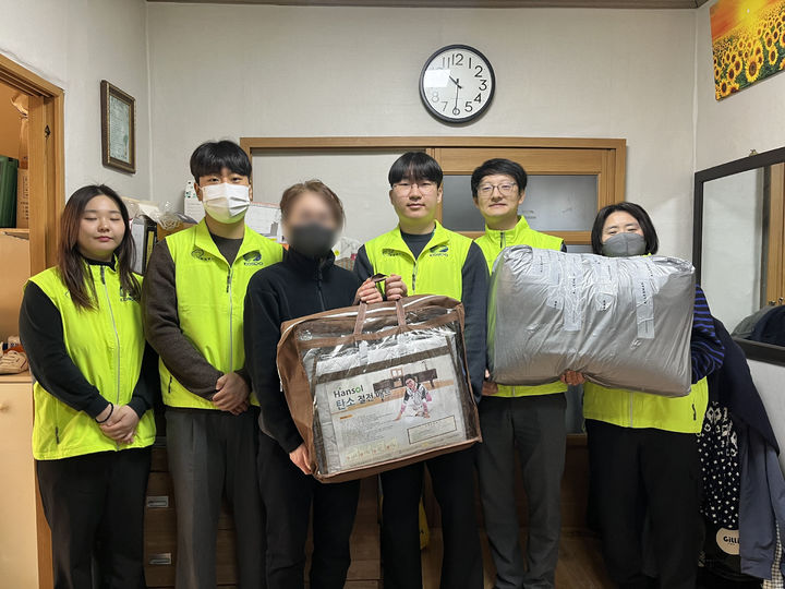 [세종=뉴시스]남부발전 임직원 봉사단이 6일 조손가정 어르신 댁을 방문해 에너지 절약용품 (절전매트, 방한이불)을 전달하고 기념촬영을 하고 있다.(사진=한국남부발전 제공) *재판매 및 DB 금지