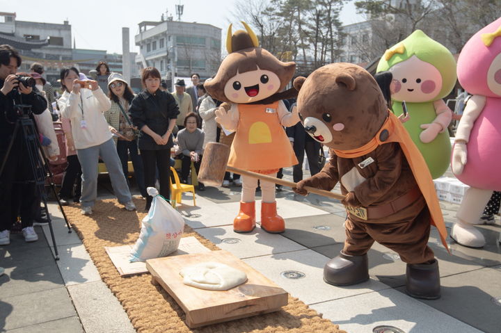 [공주=뉴시스] 떡메치는 공주시 마스코트.(사진=공주시 제공) 2025.03.06. photo@newsis.com *재판매 및 DB 금지