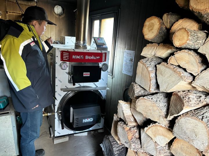 [강릉=뉴시스] 강릉소방서가 지역 내 화목보일러 사용 주택을 방문해 화목보일러를 점검하고 있는 모습.(사진=강릉소방서 제공) photo@newsis.com *재판매 및 DB 금지