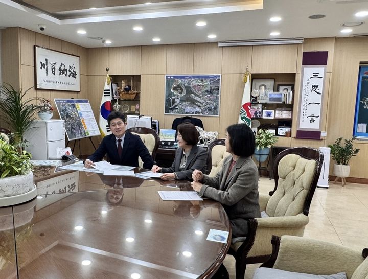 [인천=뉴시스] 김정헌 인천 중구청장이 이정선 국민건강보험공단 인천중부지사장을 만나 '국민건강보험공단 영종출장소 설치'를 건의하고 있다. (사진=중구 제공) 2025.03.06. photo@newsis.com *재판매 및 DB 금지