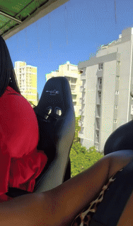 [서울=뉴시스] 바워스가 공개한 영상에는 손님들이 공중에서 경쾌한 음악 소리와 함께 여유롭게 식사를 즐기는 모습이 담겼다. (출처=페이스북 Rayshun Bowers) 2025.03.06. photo@newsis.com *재판매 및 DB 금지