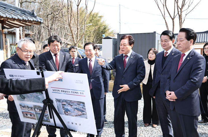 [창녕=뉴시스] 박완수 경남지사가 창녕군 이방면 안리마을을 찾아 농촌지역 경제살리기 프로젝트의 추진 상황을 점검하고 있다. (사진= 경남도 제공) 2025.03.06. photo@newsis.com *재판매 및 DB 금지