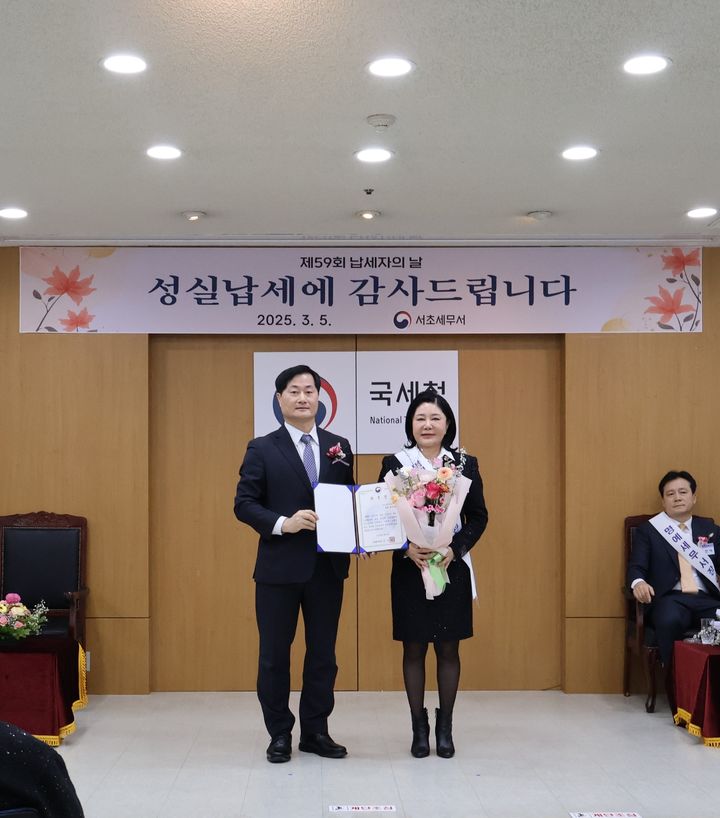 5일김수현 서초세무서장(왼쪽)과 ㈜김정문알로에 최연매 대표(오른쪽)가 위촉식을 마치고 기념촬영을 하고 있다. (사진=㈜김정문알로에 제공) *재판매 및 DB 금지