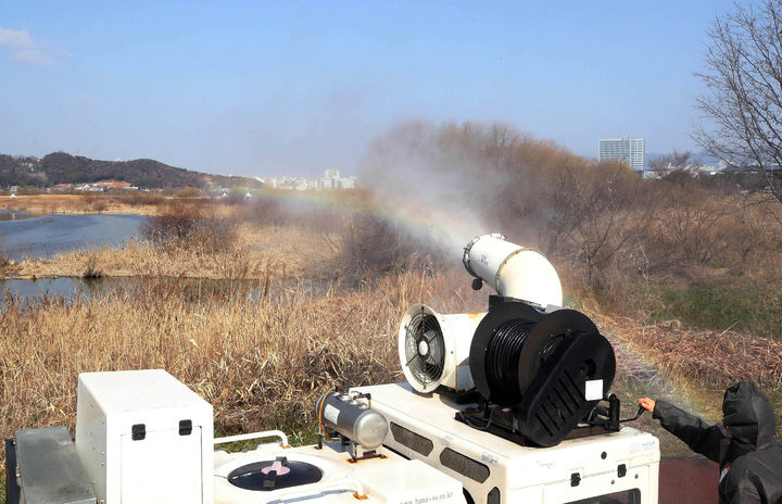 [광주=뉴시스] 박기웅 기자 = 올해 3월 광주 북구 산동교 친수공원 인근 영산강변에서 북구청 동물정책팀 직원들이 철새 도래시기를 맞아 조류인플루엔자(AI) 예방을 위한 긴급 방역을 하고 있다. (사진 = 광주 북구 제공) 2025.03.06. photo@newsis.com *재판매 및 DB 금지
