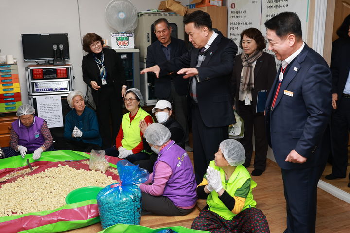 [영동=뉴시스] 6일 오전 영동군을 방문한 김영환 충북지사가 '일하는 밥퍼' 사업현장인 영동군 용산면 구촌1리 경로당에서 노인들과 대화하고 있다. (사진=충북도 제공) 2025.03.06. photo.newsis.com *재판매 및 DB 금지